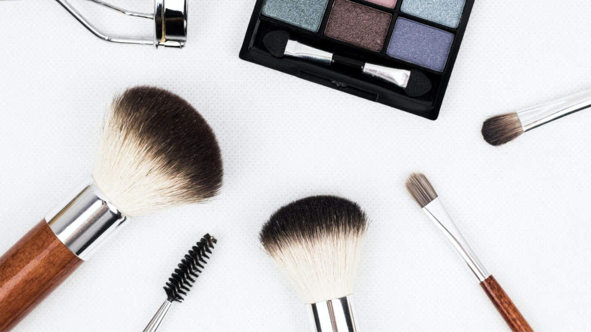 5 HouseHold Items You Can Use To Clean Your Makeup Brushes