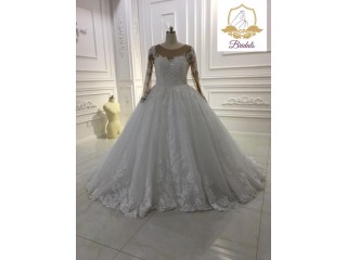 Wedding dress for rent with veil, underbasket and robe
