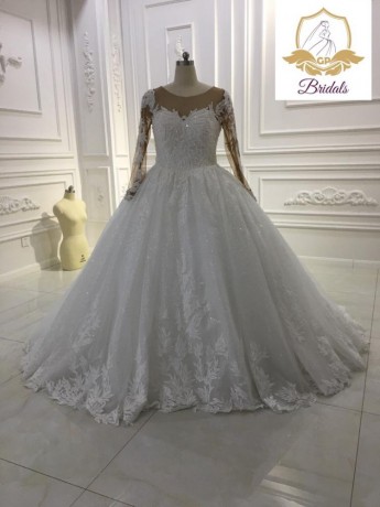 wedding-dress-for-rent-with-veil-underbasket-and-robe-big-0